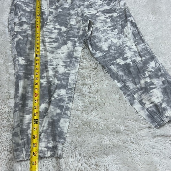 Athleta Farallon Gray & White Printed Jogger Size 24 - Picture 4 of 15